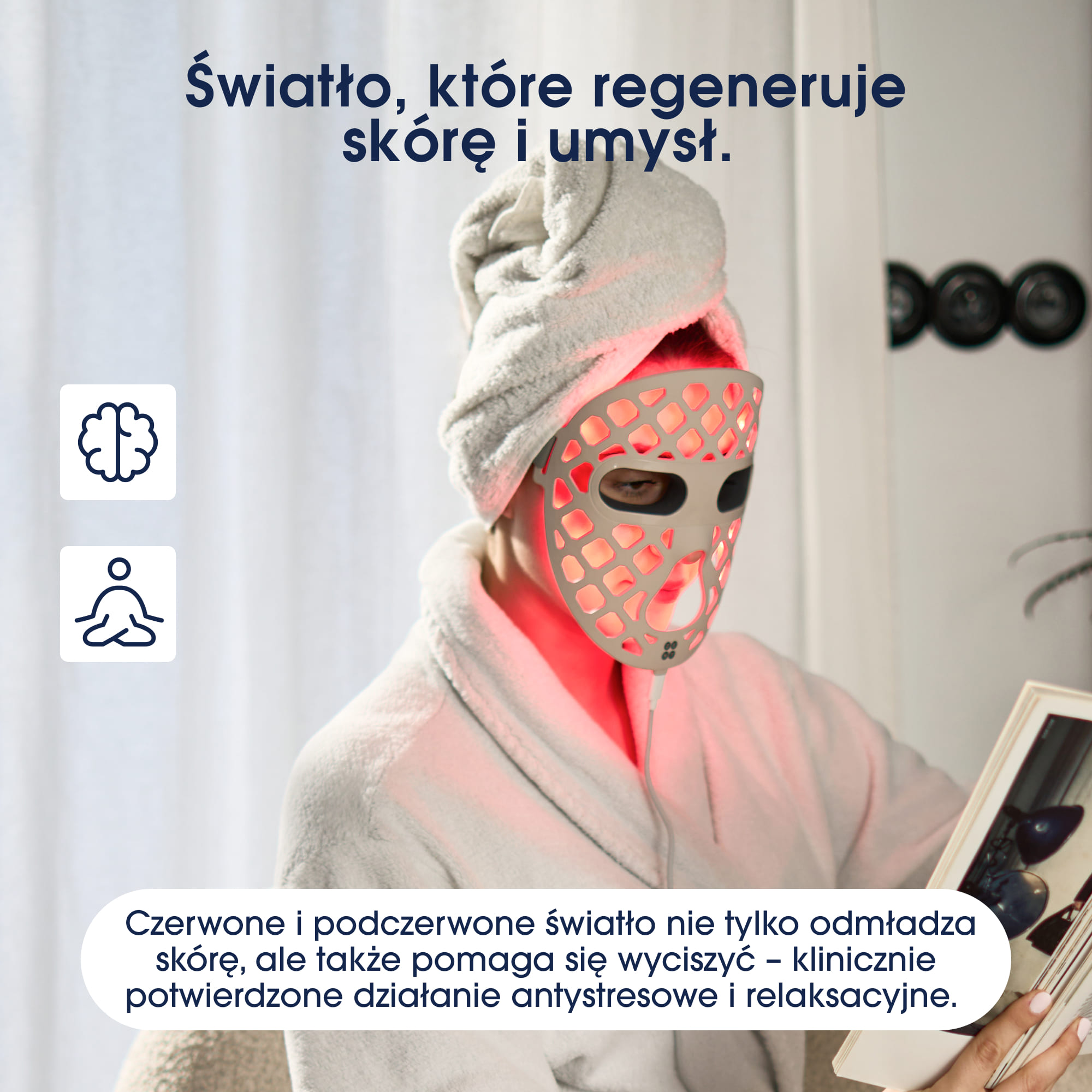 Kobieta w białym szlafroku, ręczniku na głowie i masce LED czyta książkę.