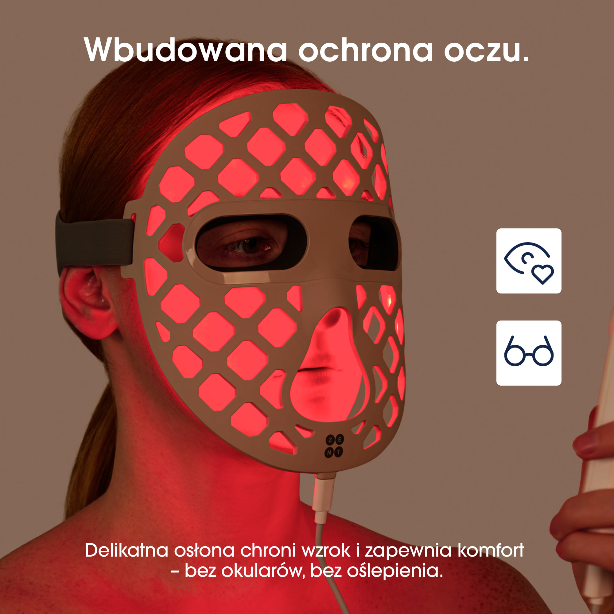 Kobieta w beżowej maski LED do twarzy emitującej czerwone światło, z polskim tekstem.