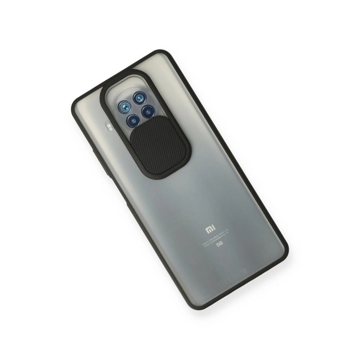 Siyah kenarlı ve sürgülü kamera kapaklı mat yarı şeffaf koruyucu kılıf içindeki akıllı telefonun arkası.