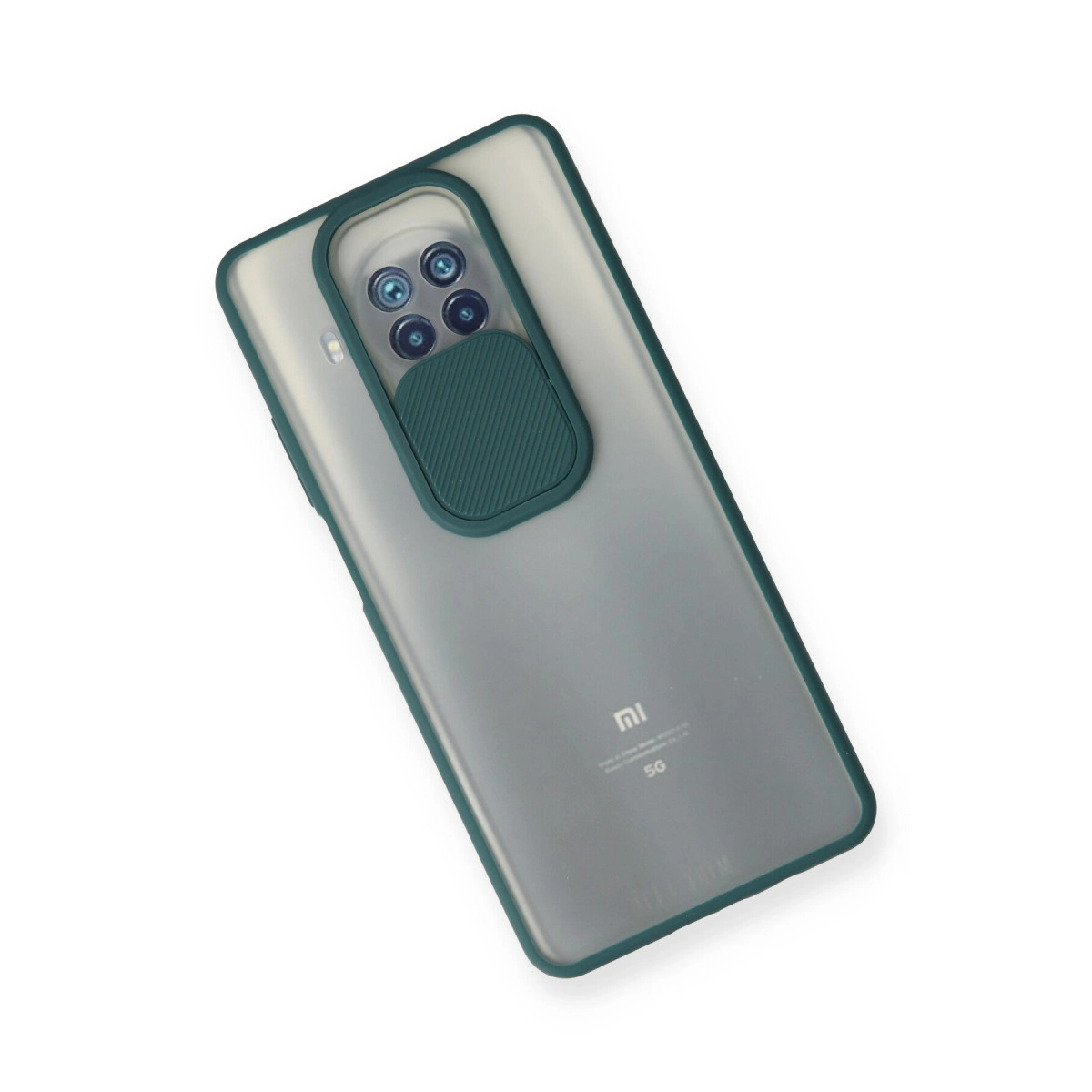 Beyaz arka planda kayar kamera kapaklı mat yeşil kılıflı akıllı telefon.