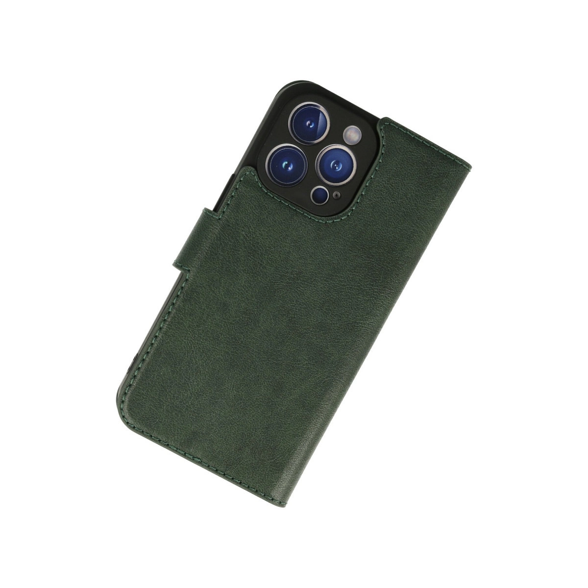 Beyaz arka planda arkasında kameraları görünen koyu yeşil deri kılıf içinde bir akıllı telefon.