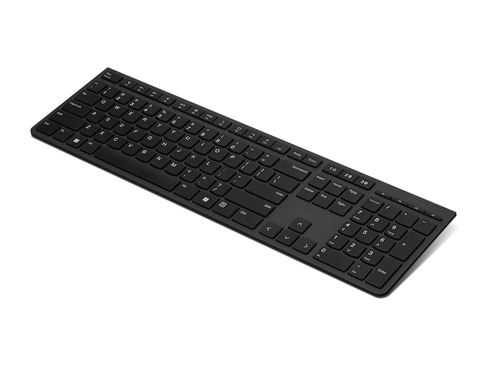 Un teclado de computadora inalámbrico negro con teclado numérico sobre fondo blanco.