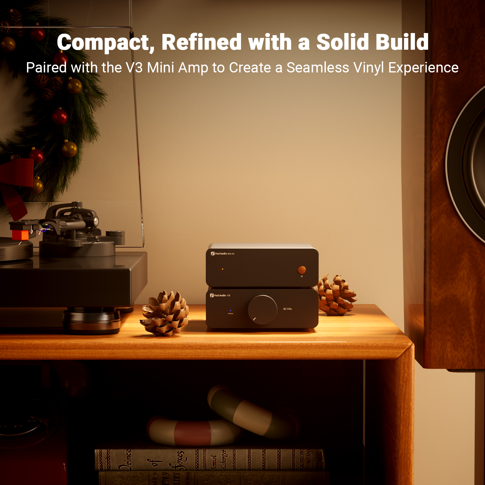 Stapelbare Fosi Audio Verstärker auf Holztisch neben Plattenspieler und Weihnachtsdeko.