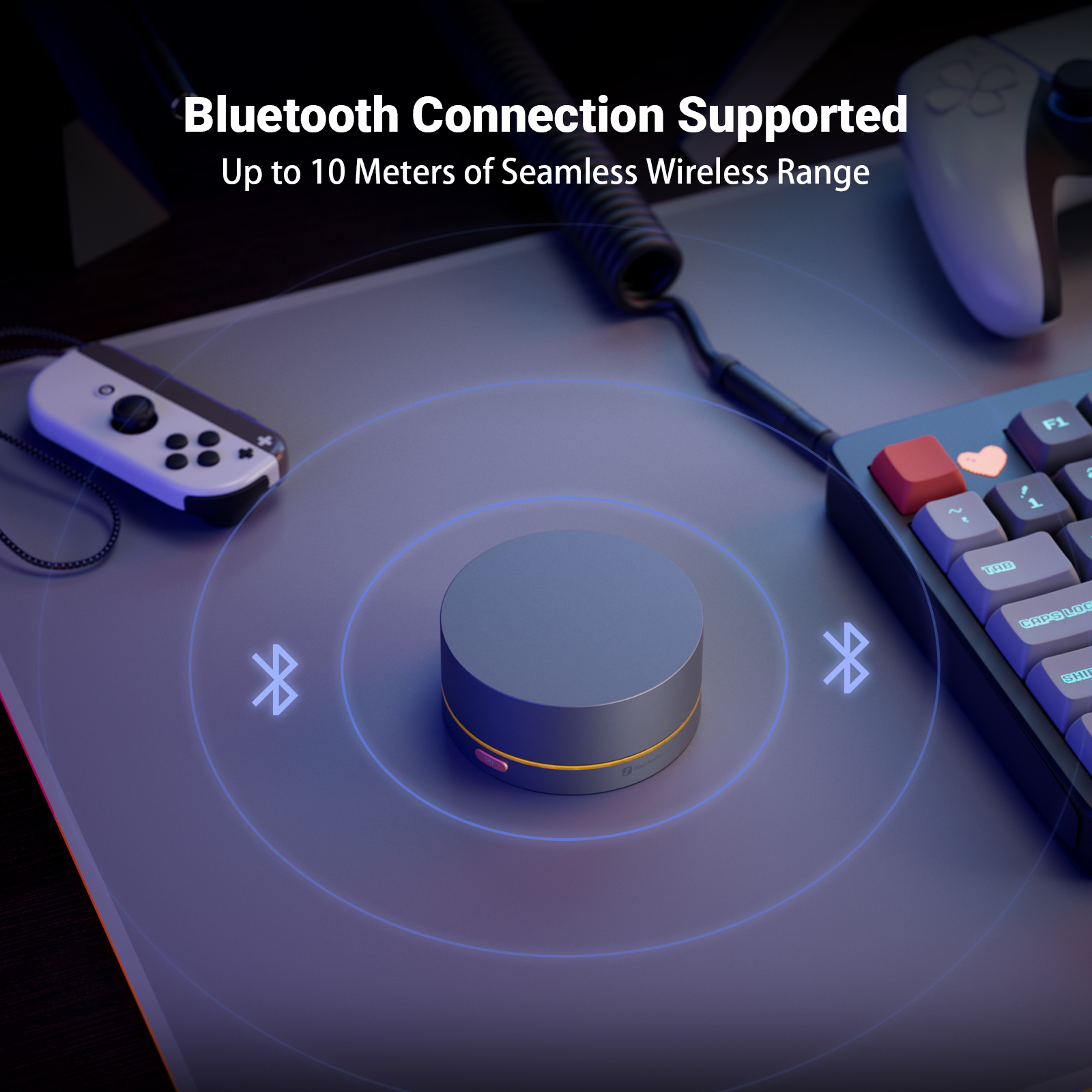 Una manopola del volume Bluetooth rotonda su una scrivania con tastiera, controller e anelli di portata wireless blu.