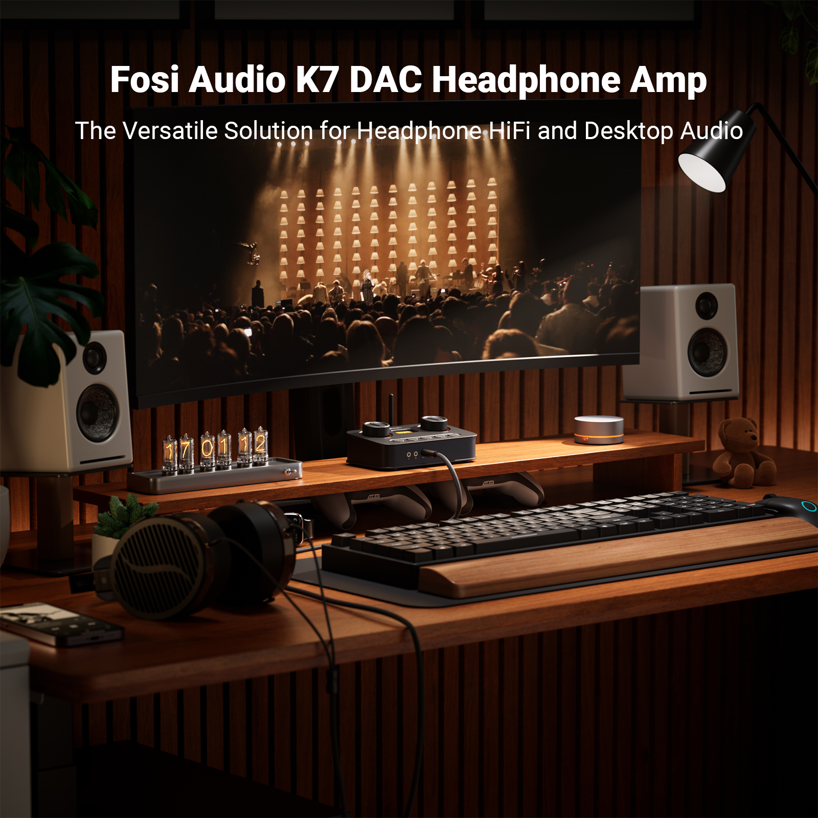 Scrivania con Fosi Audio K7 DAC, cuffie, altoparlanti, tastiera e monitor con un concerto.