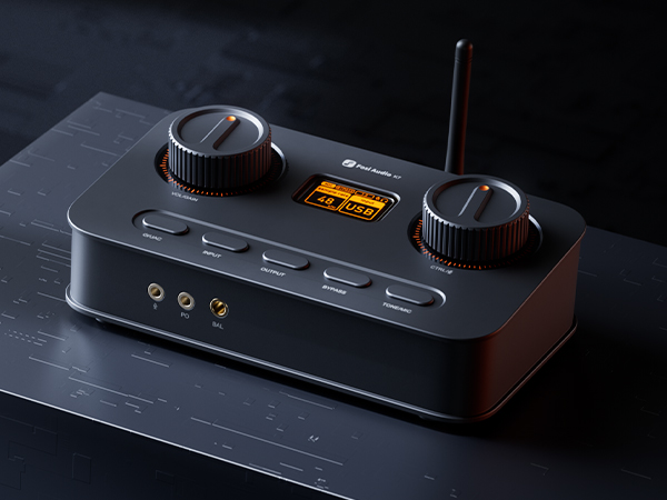 Un dispositivo audio nero con due grandi manopole, uno schermo arancione e pulsanti.