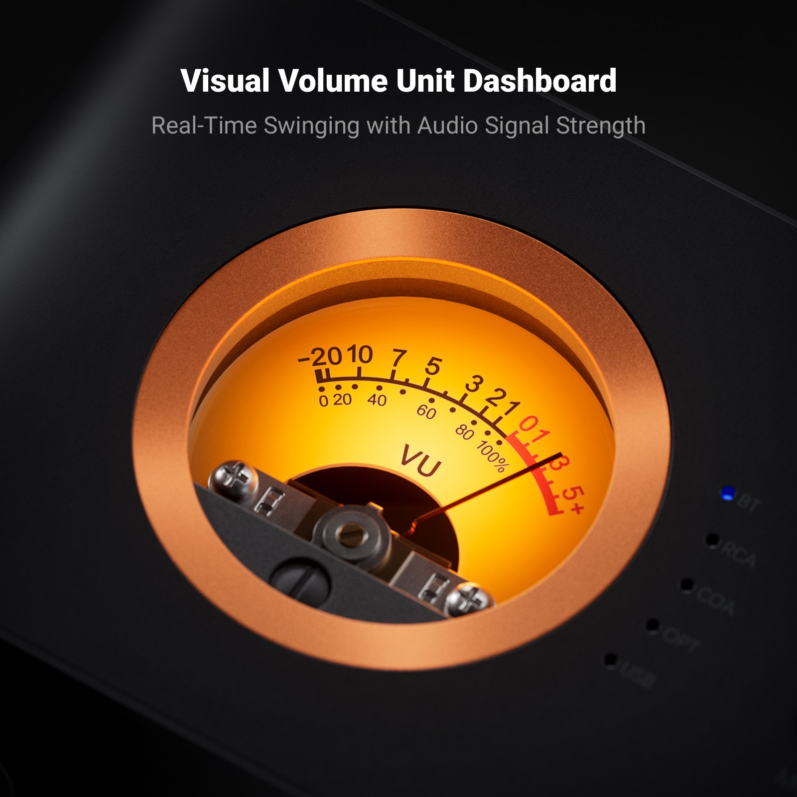 Ein beleuchtetes VU-Meter mit einem Zeiger zeigt die Audiowerte auf einem runden, orangefarbenen Display.