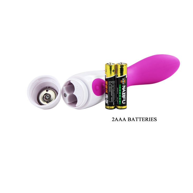 Un vibrador blanco y rosa con compartimento de pilas abierto y dos pilas AAA.