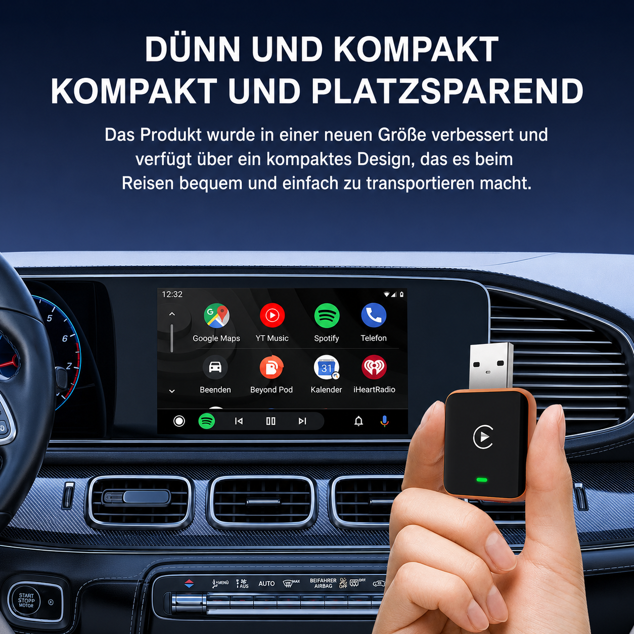 Hand hält kompakten USB-Adapter vor dem Display eines Autos, mit Text oben.