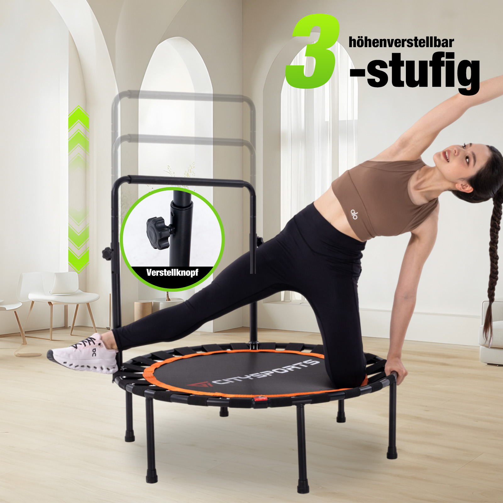 Eine Frau in Sportkleidung kniet auf einem Citysports-Fitness-Trampolin mit dreifach höhenverstellbarem Haltegriff.