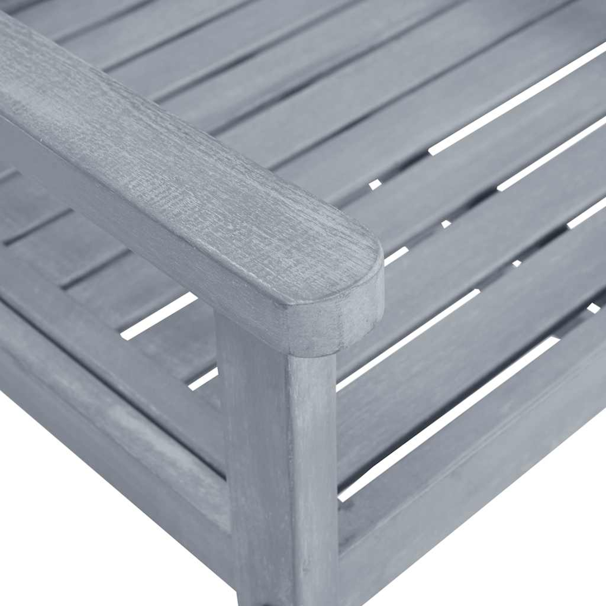 Nahaufnahme der Armlehne und Sitzfläche eines grauen Holzmöbels.