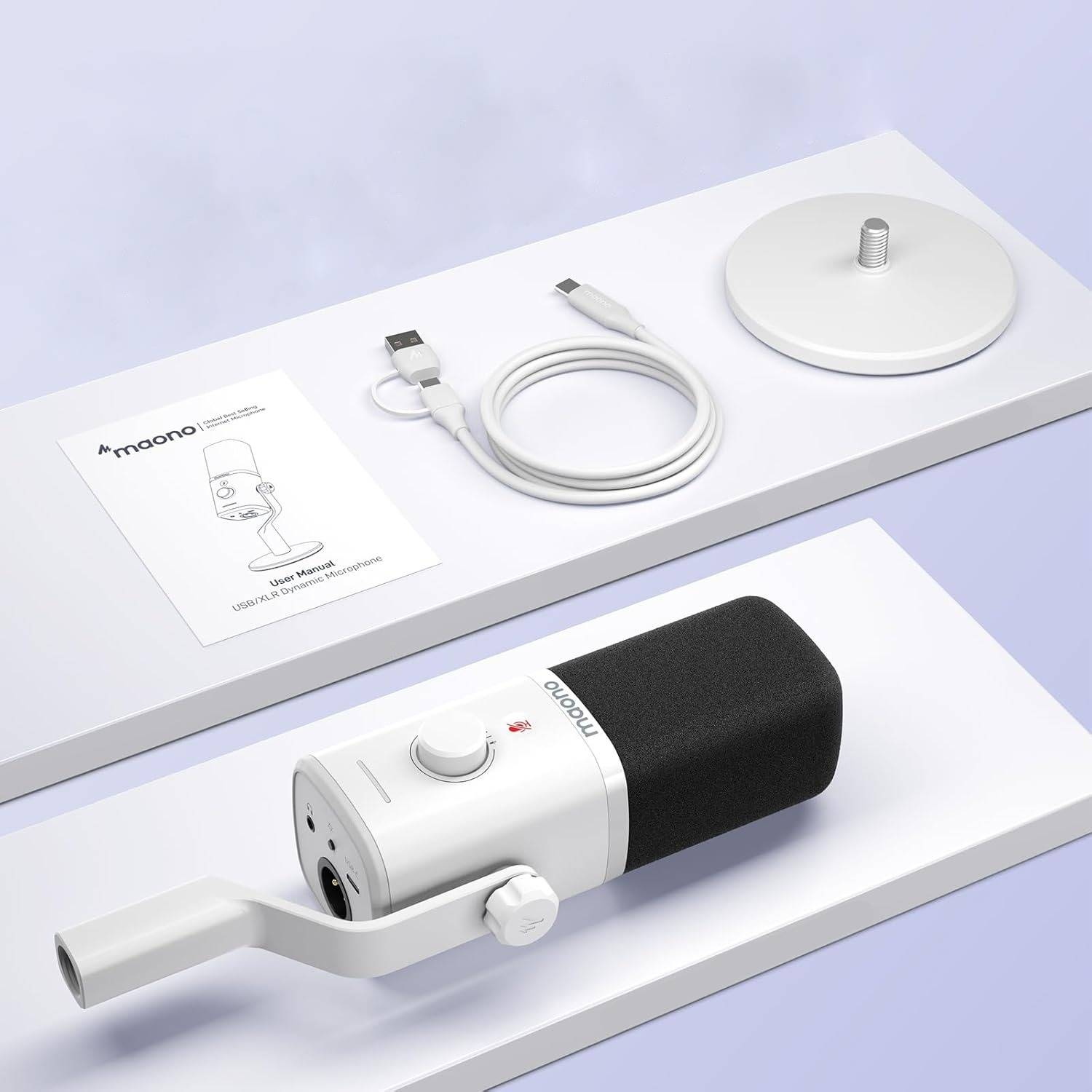 Un microfono Maono bianco con accessori e manuale su una piattaforma bianca su sfondo chiaro.