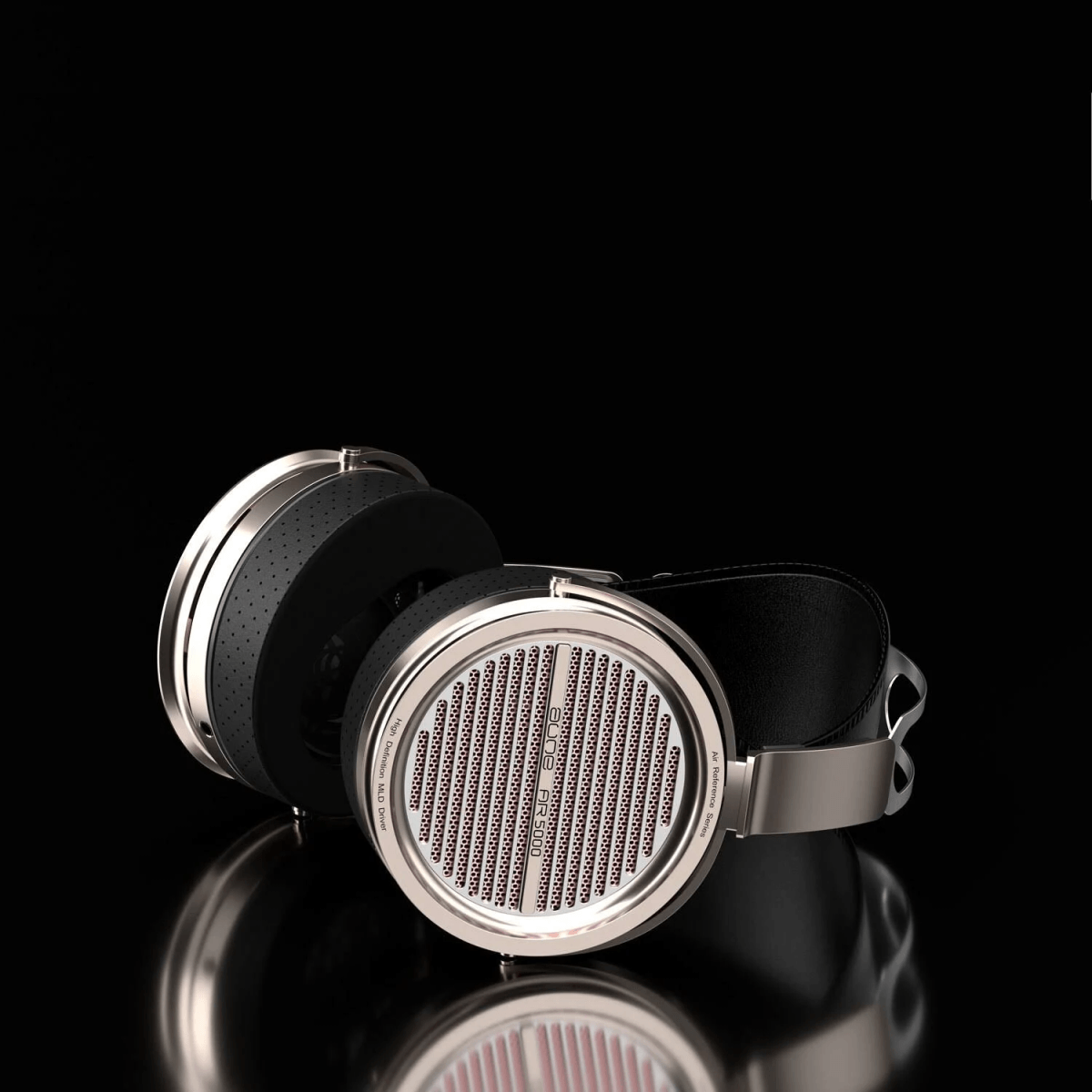 Auriculares circumaurales plateados con copas de rejilla redonda y diadema de cuero negro.