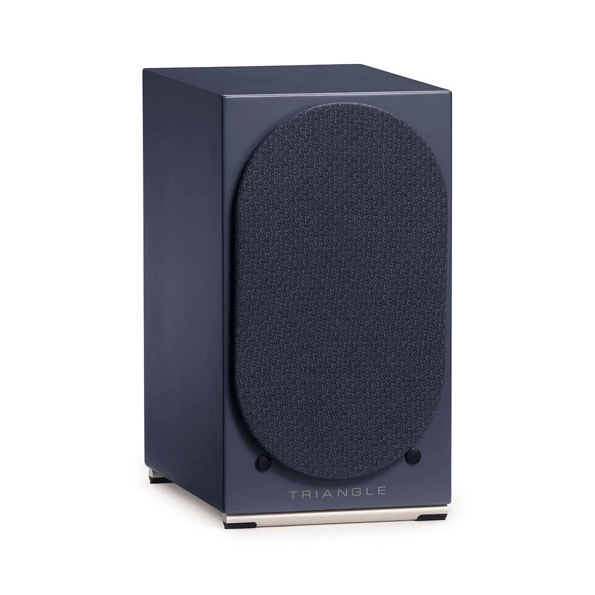 Un altavoz Triangle azul con rejilla de tela ovalada y base plateada sobre fondo blanco.