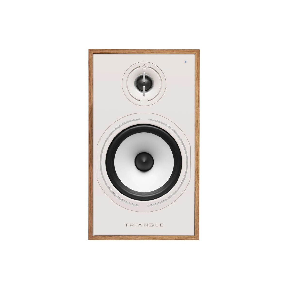 Un altavoz Triangle blanco con marco de madera y dos controladores en un frente blanco.