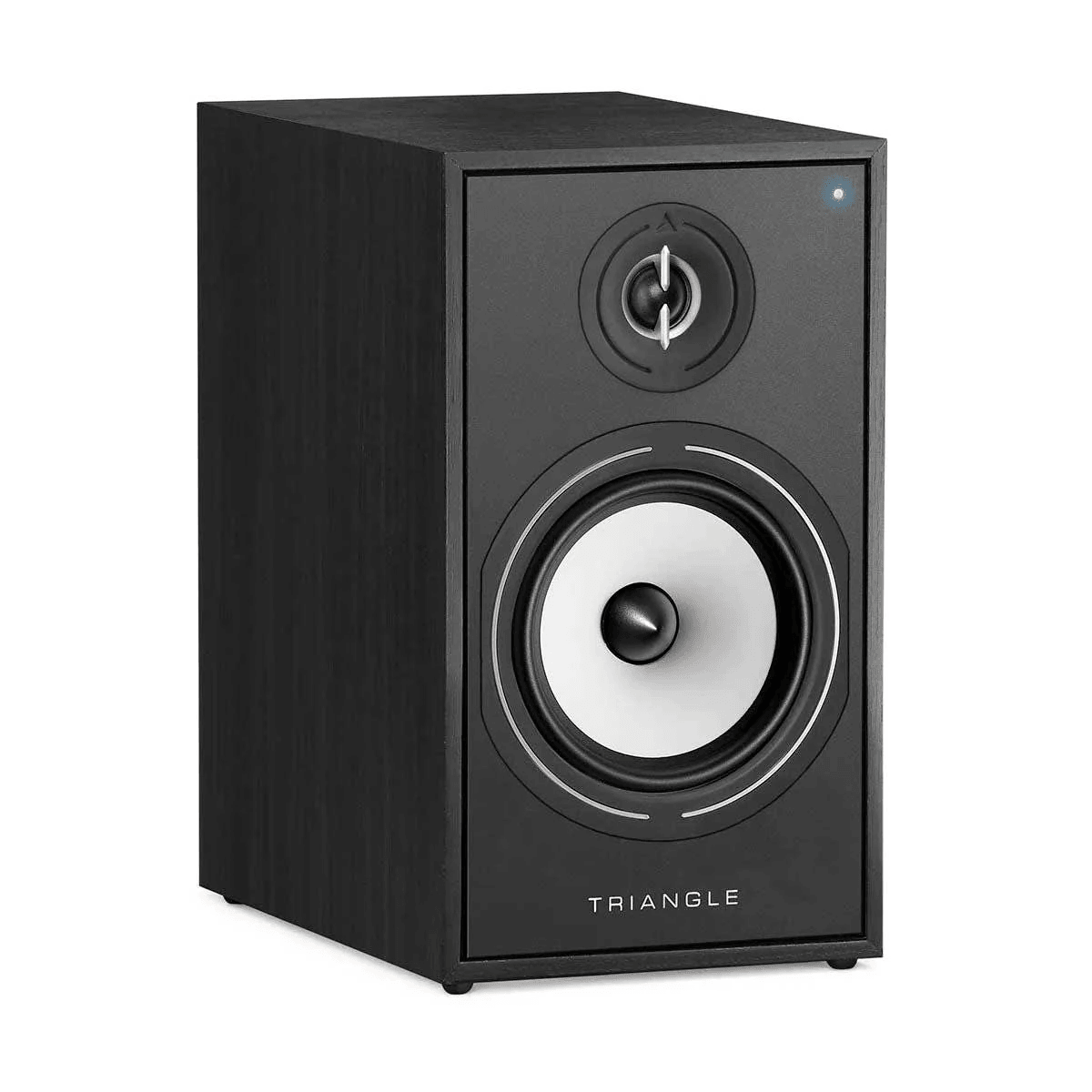 Un altavoz de estantería Triangle negro con un woofer blanco grande y un tweeter más pequeño, sobre fondo blanco.