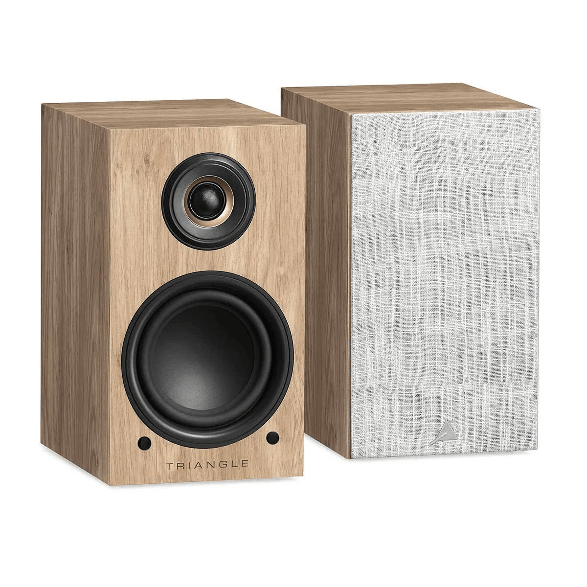 Dos altavoces de estantería de madera Triangle, uno con altavoces visibles y otro con rejilla de tela gris.