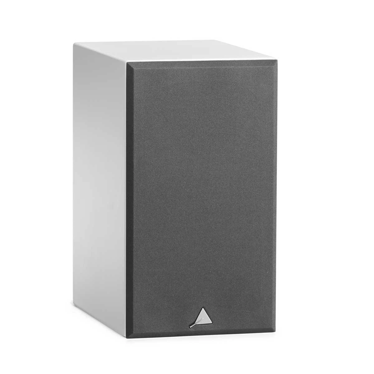 Un altavoz de estantería blanco con rejilla de tela negra y un pequeño logotipo triangular abajo.