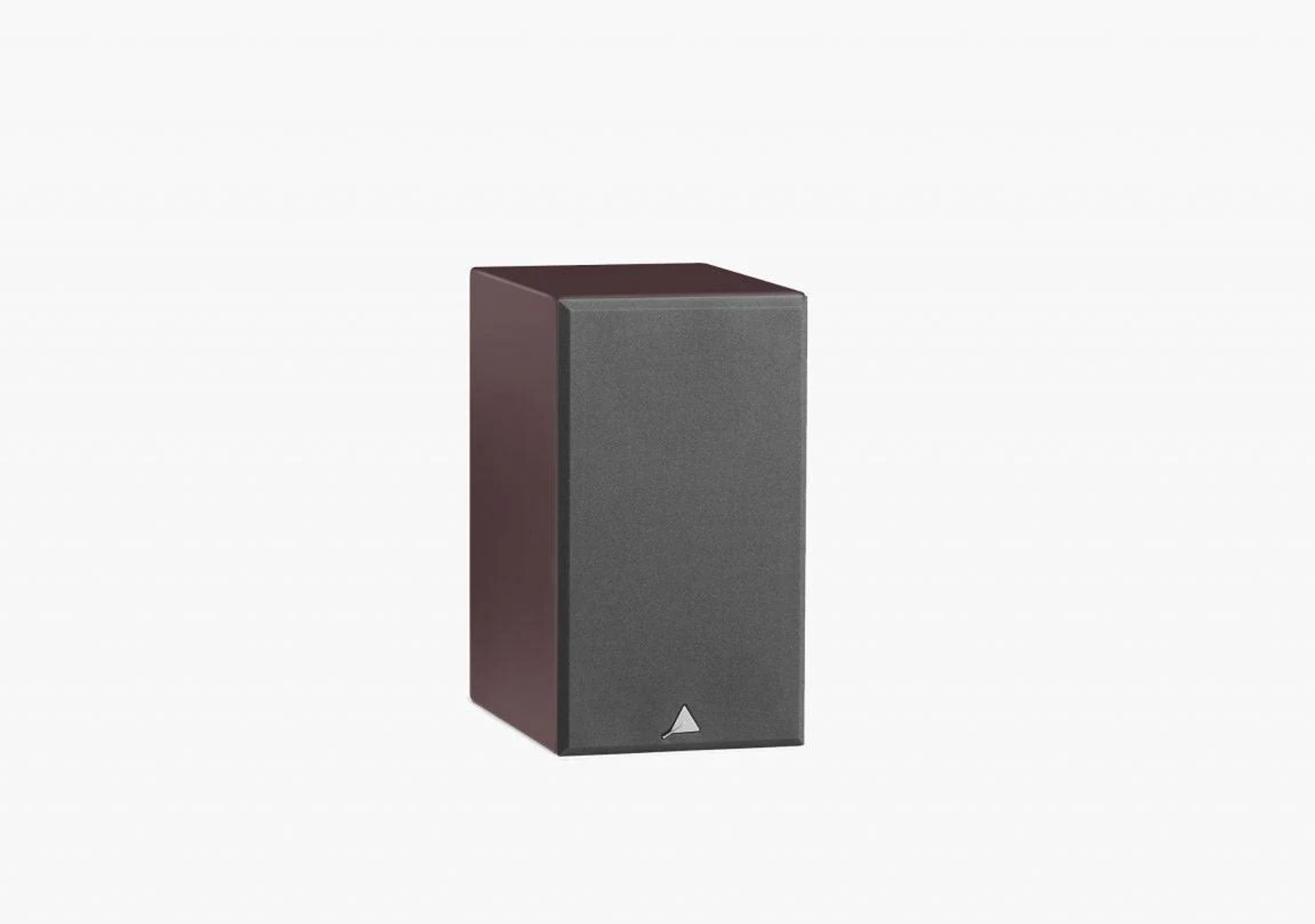 Un altavoz de estantería rectangular con laterales de madera oscura y rejilla frontal gris sobre fondo blanco.