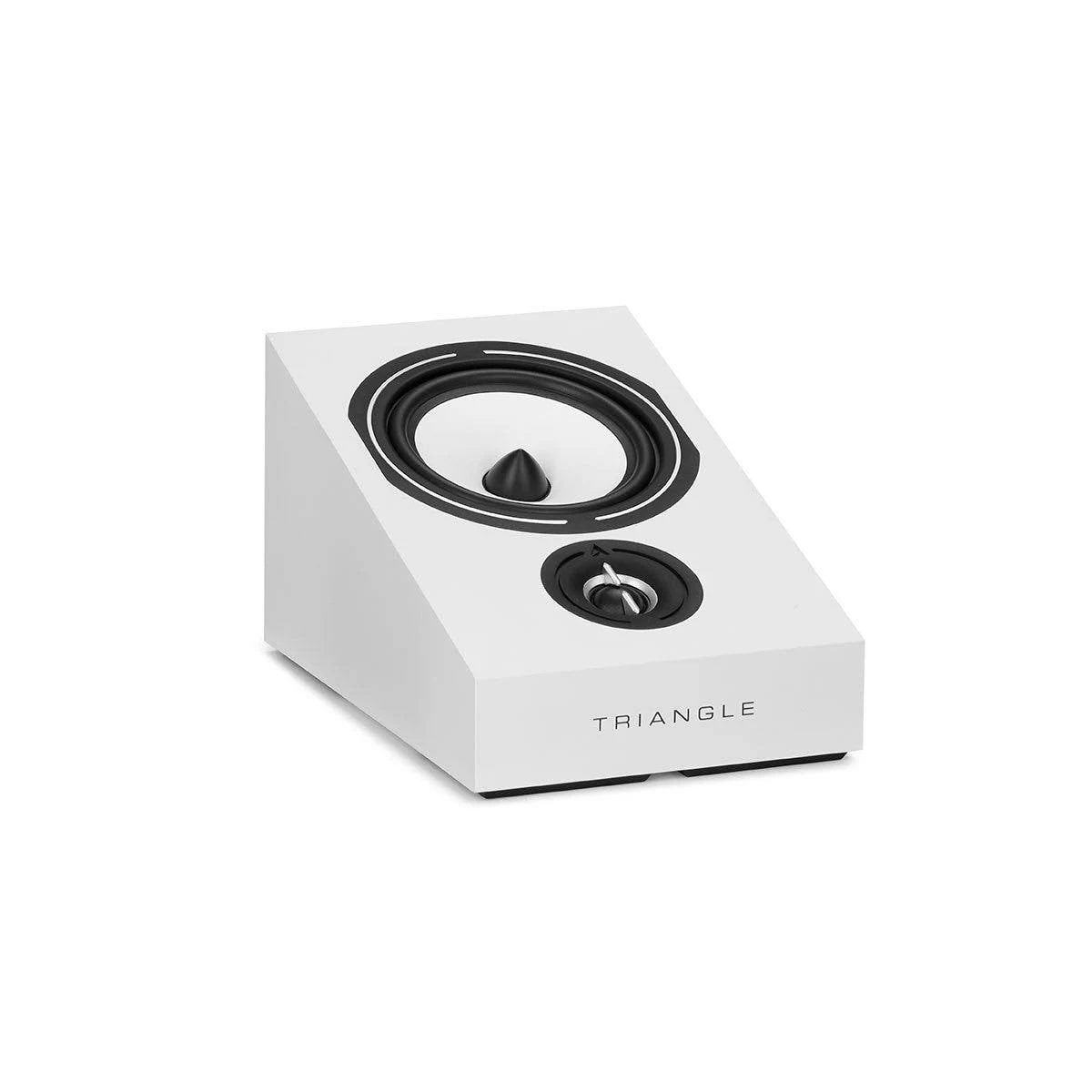 Un altavoz Triangle blanco e inclinado con dos controladores de altavoz negros en su superficie superior.