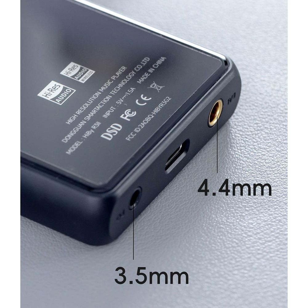 Primer plano de un reproductor de música negro que muestra conectores de audio de 3.5 mm y 4.4 mm y un puerto USB.