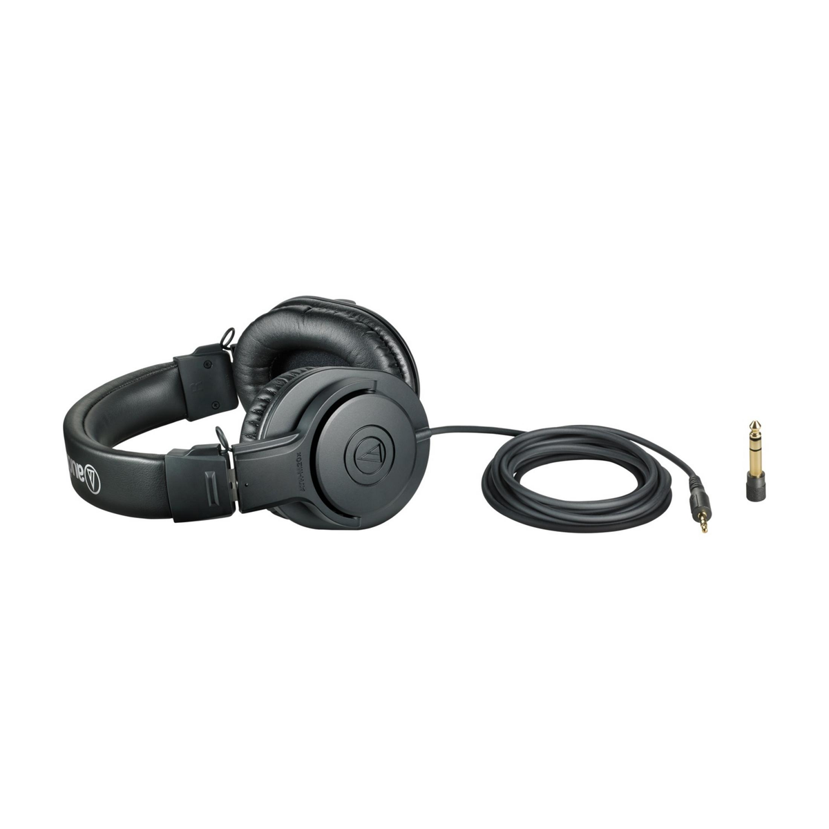 Auriculares supraaurales negros con un cable largo y un adaptador de audio sobre fondo blanco.