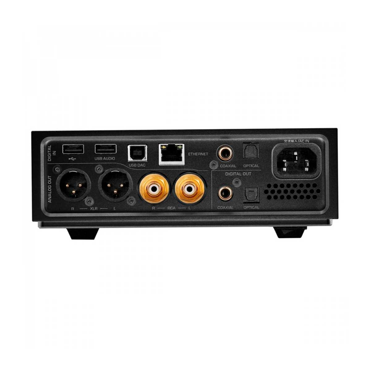 Panel trasero de un dispositivo de audio negro con varios puertos de entrada y salida, Ethernet y alimentación.