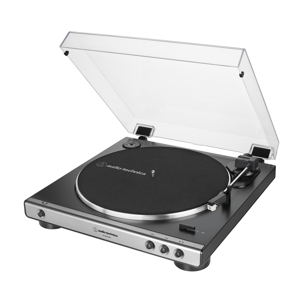 Un plato giradiscos Audio-Technica negro y plateado con la cubierta transparente abierta sobre fondo blanco.