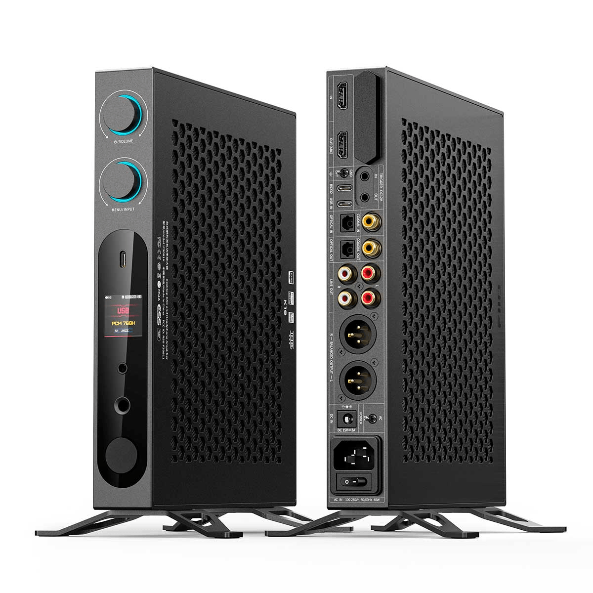Dos vistas de un amplificador de audio de escritorio negro con perillas, pantalla y puertos en una superficie blanca.
