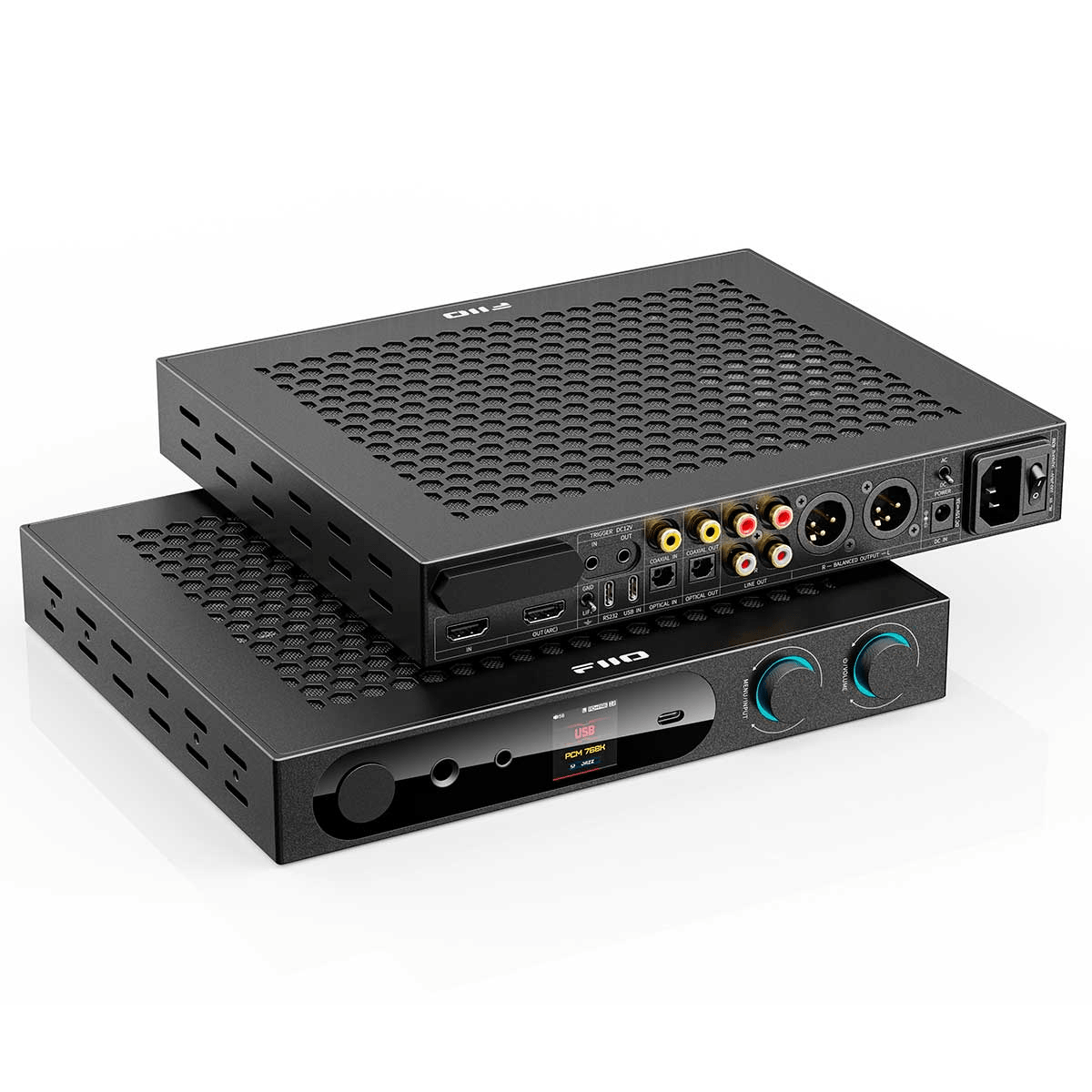 Dos amplificadores de audio negros con paneles de malla y varios puertos sobre fondo blanco.