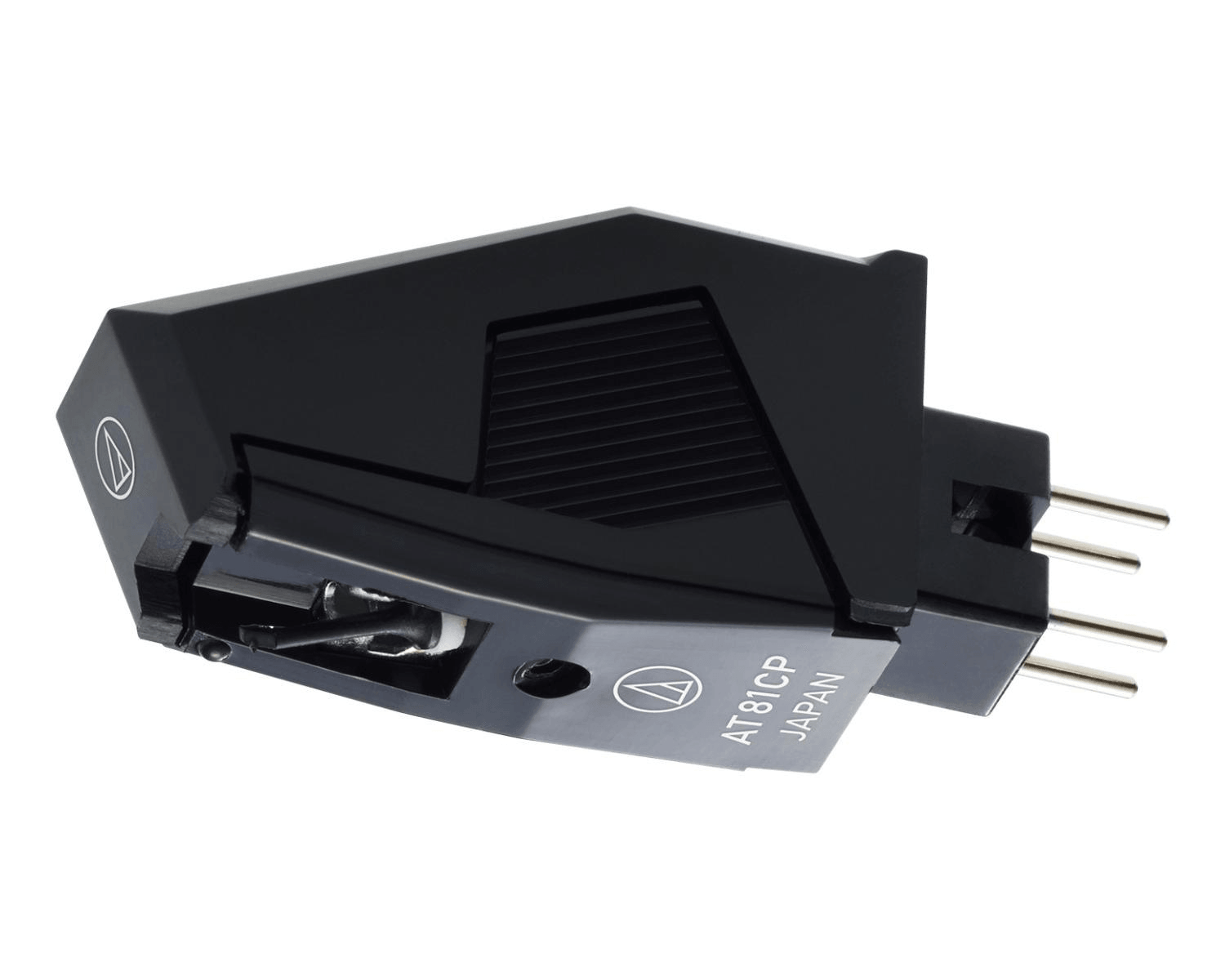 Ein schwarzer Audio-Technica AT81CP Tonabnehmer mit vier vergoldeten Pins auf weißem Hintergrund.