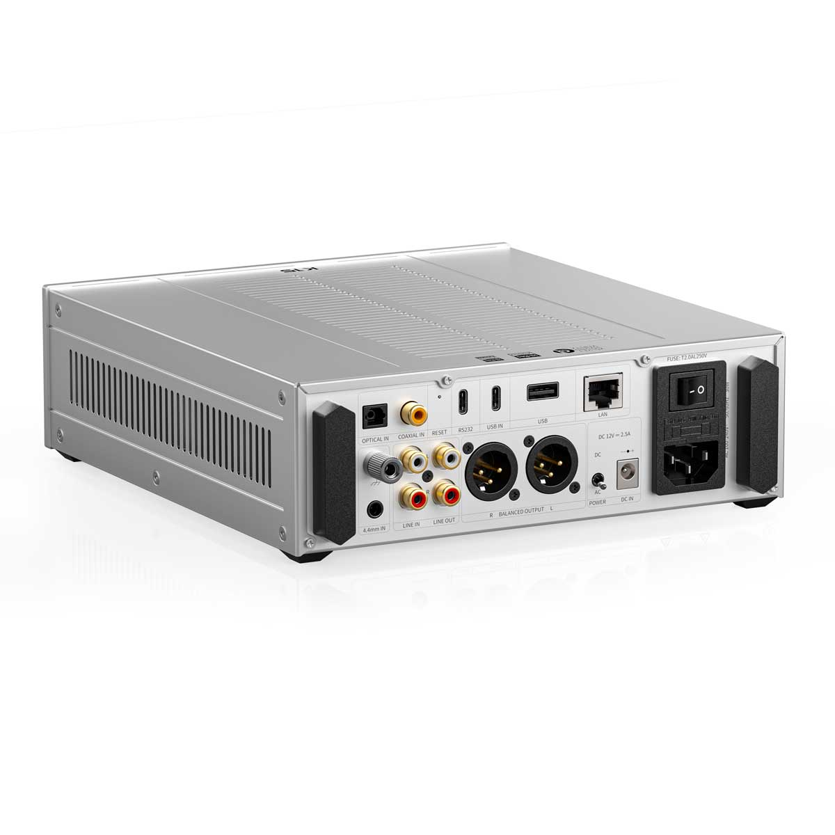 Vista trasera de un amplificador de audio plateado que muestra varios puertos de E/S, interruptor y rejillas.