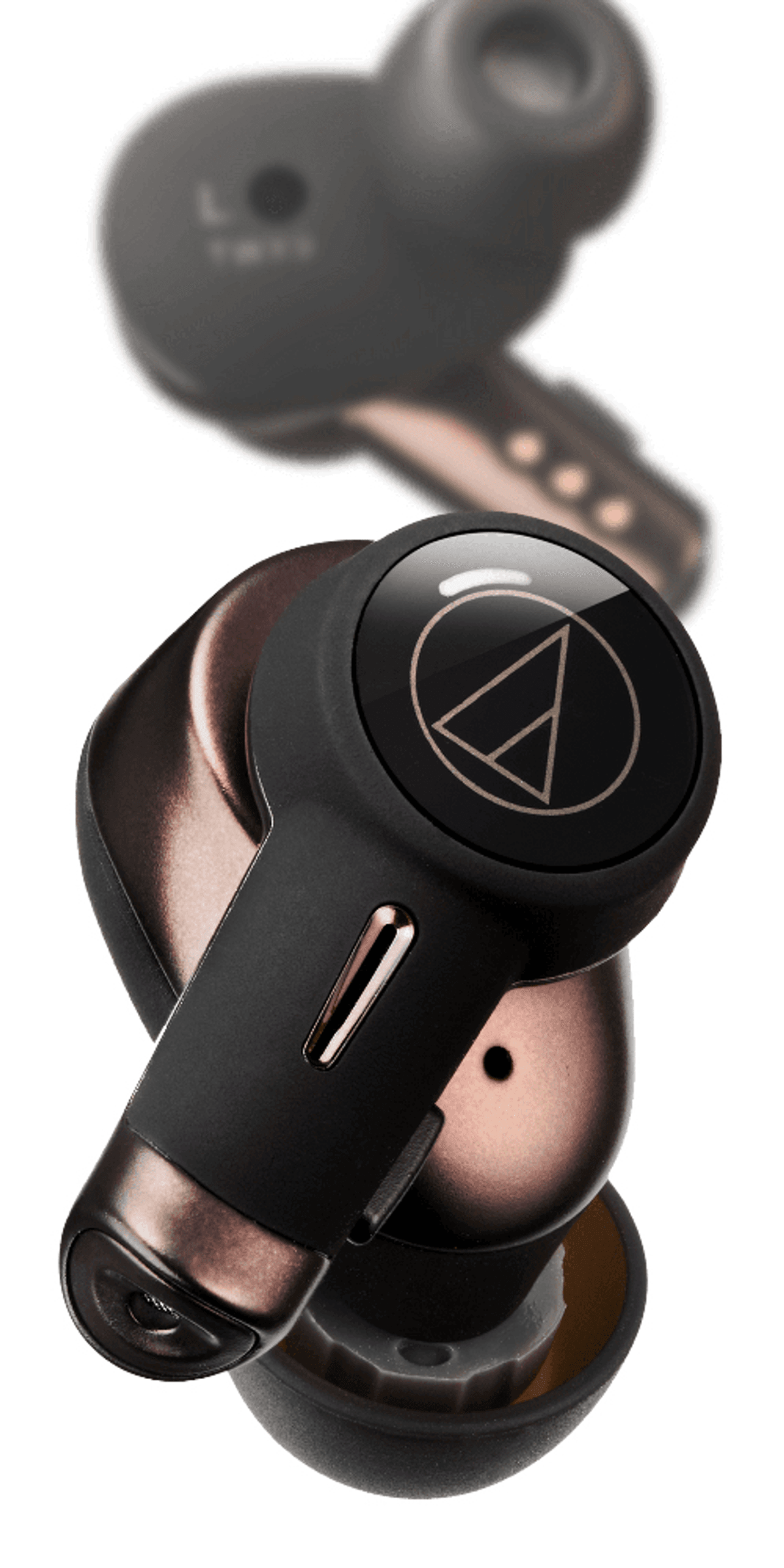 Primo piano di auricolari wireless neri e bronzo con logo triangolare su sfondo bianco.