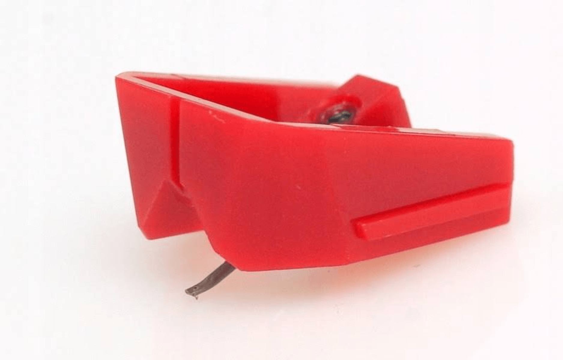 Una aguja de cartucho de tocadiscos roja sobre un fondo blanco.