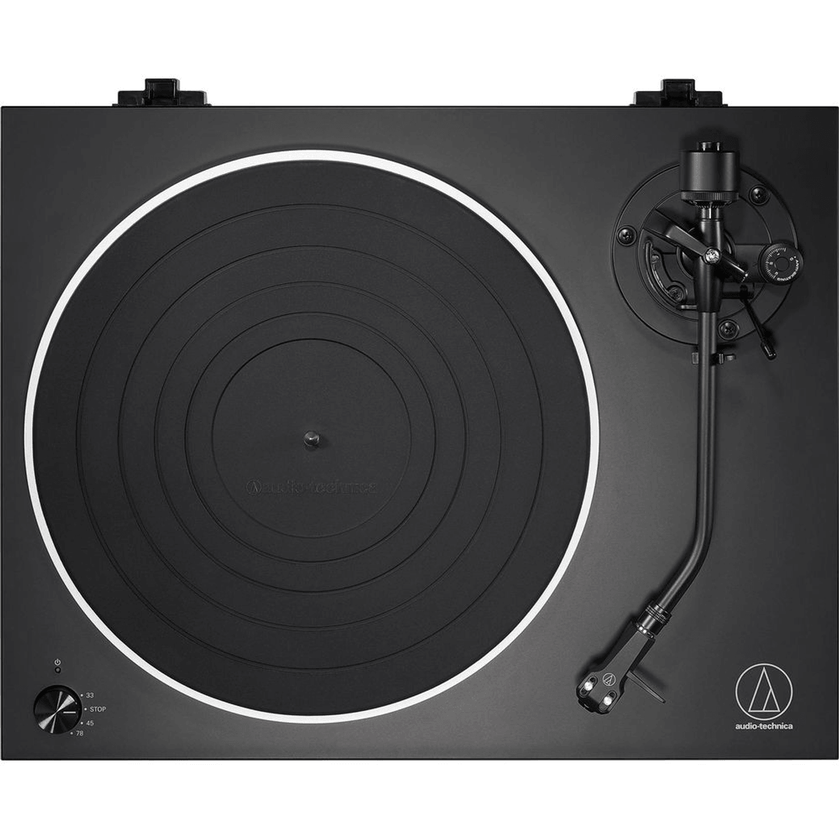 Draufsicht auf einen modernen schwarzen Audio-Technica Plattenspieler mit Tonarm rechts und Geschwindigkeitsreglern unten links.