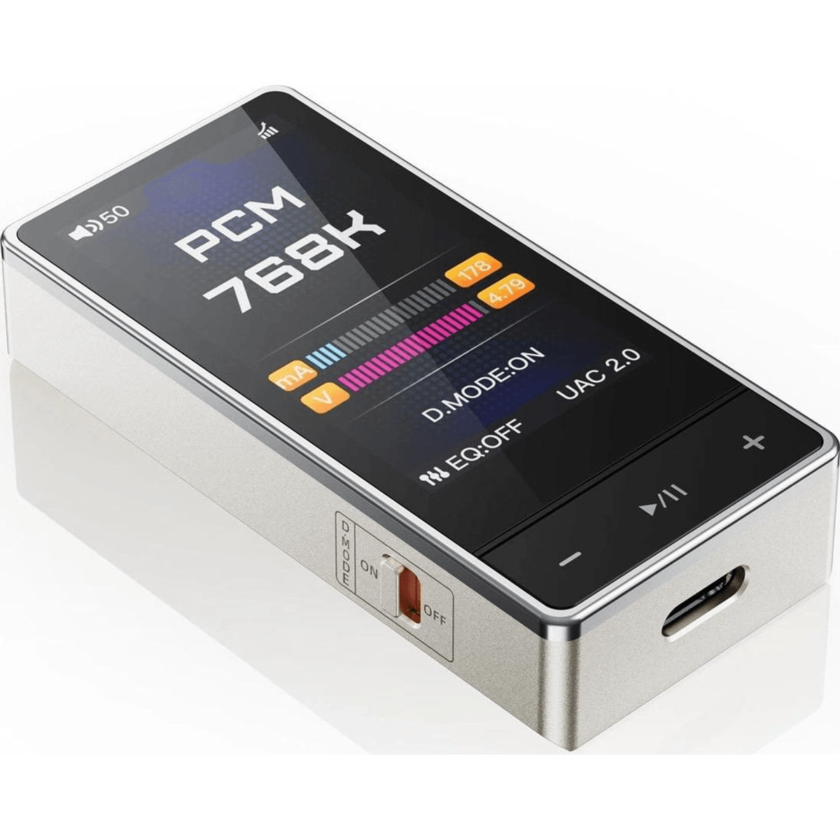 Reproductor de audio digital plateado con pantalla a color, métricas de estado y puerto USB-C inferior sobre fondo blanco.