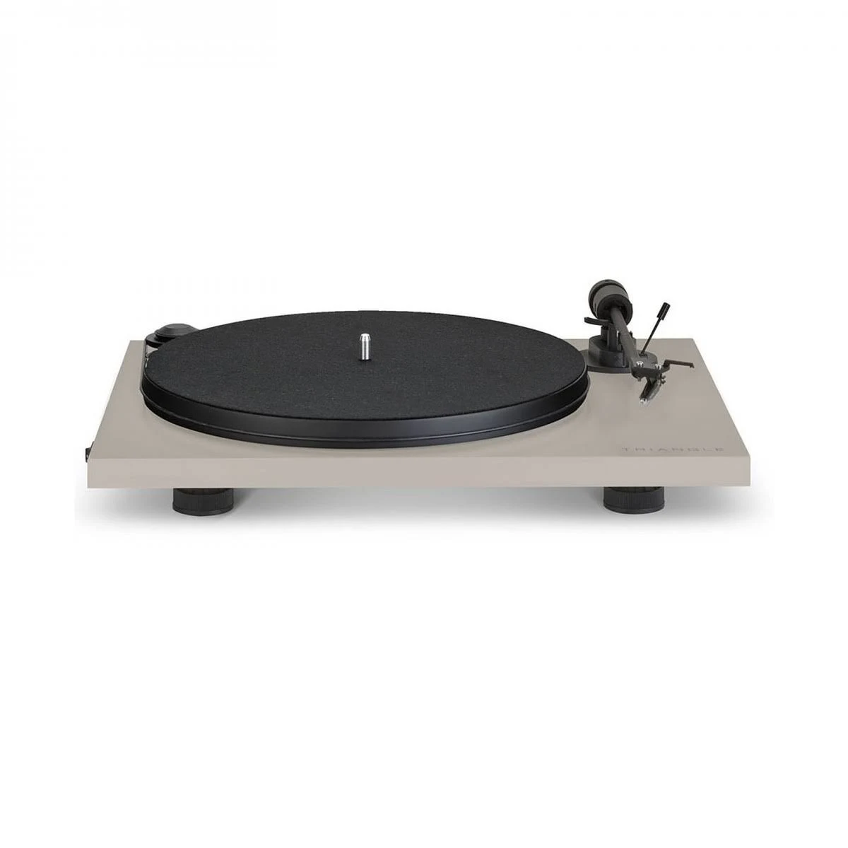 Moderno tocadiscos beige con plato negro sobre fondo blanco.