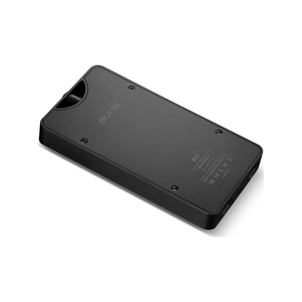 Un dispositivo de audio rectangular negro con tornillos y la marca aune sobre una superficie blanca.