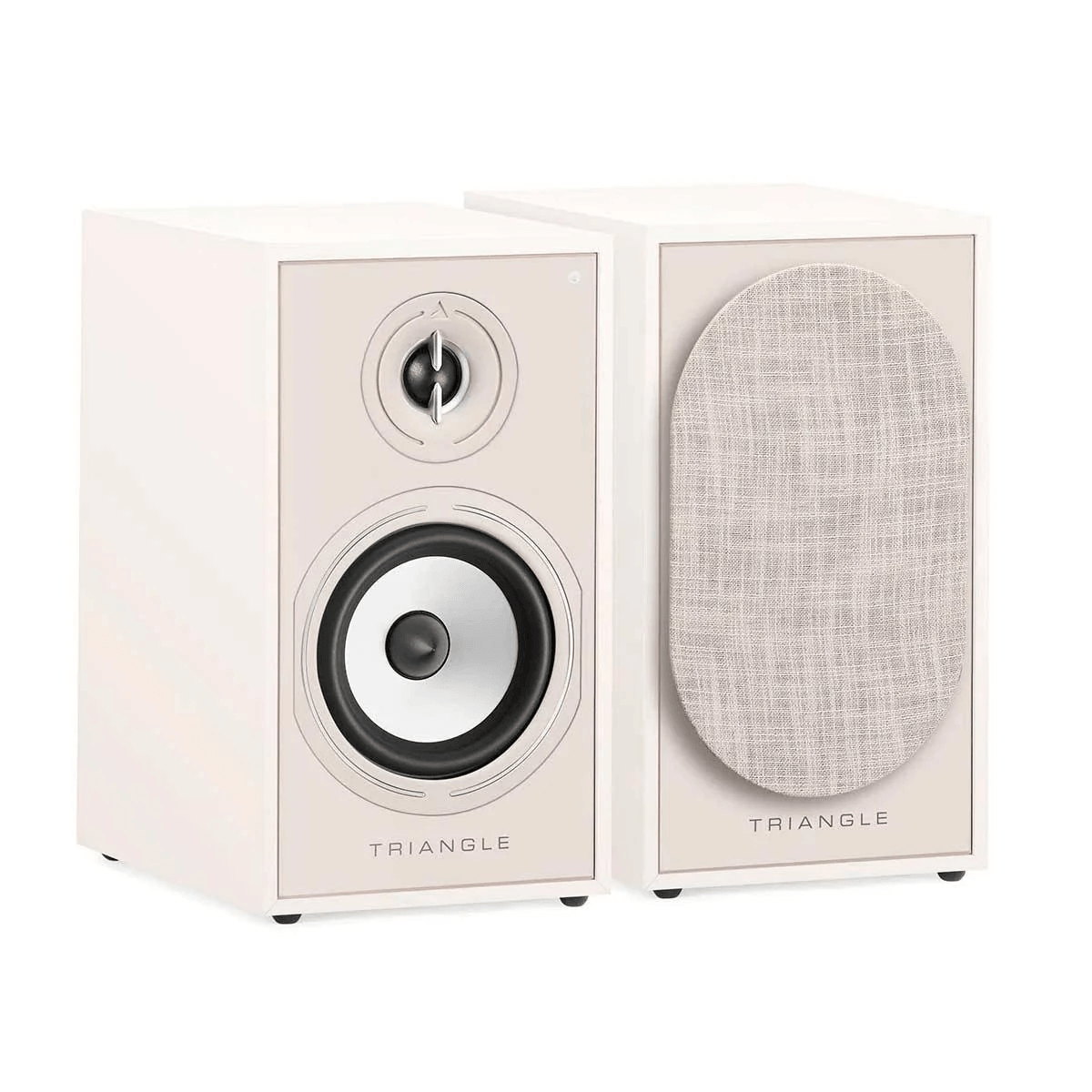 Dos altavoces de estantería Triangle de color crema sobre fondo blanco, uno sin rejilla.