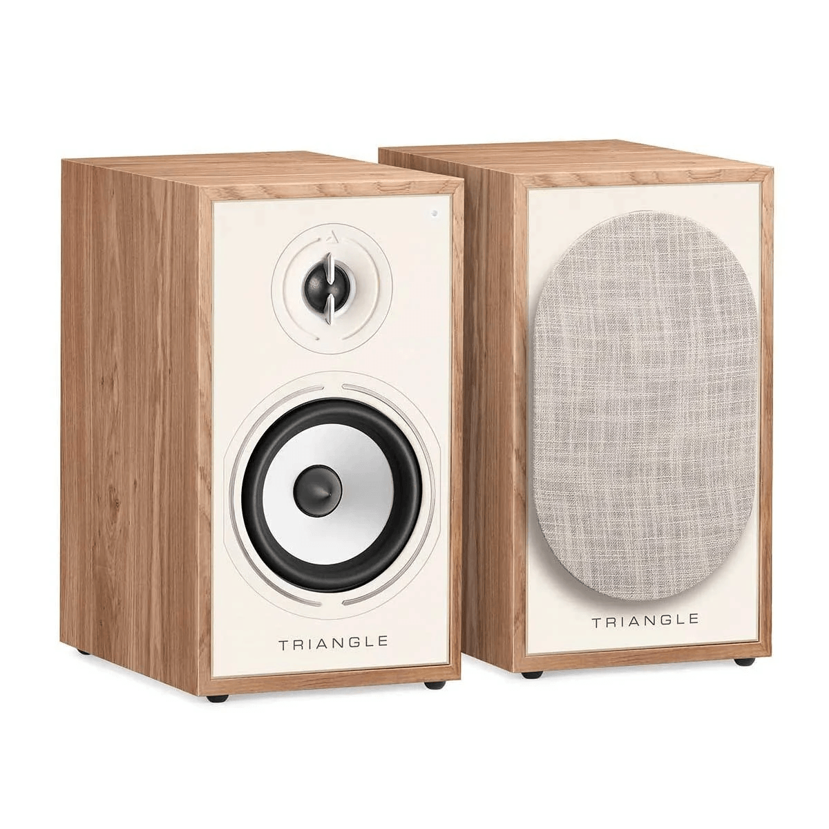 Dos altavoces de estantería de madera de la marca Triangle con paneles frontales blancos, uno con rejilla y otro sin ella.