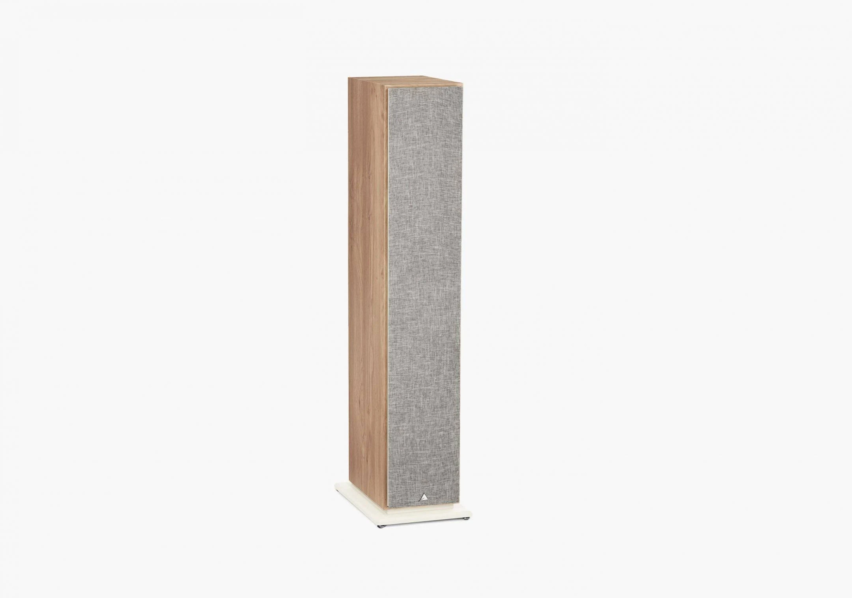 Un altavoz de torre alto y delgado con cuerpo de madera y rejilla de tela gris sobre una base blanca.