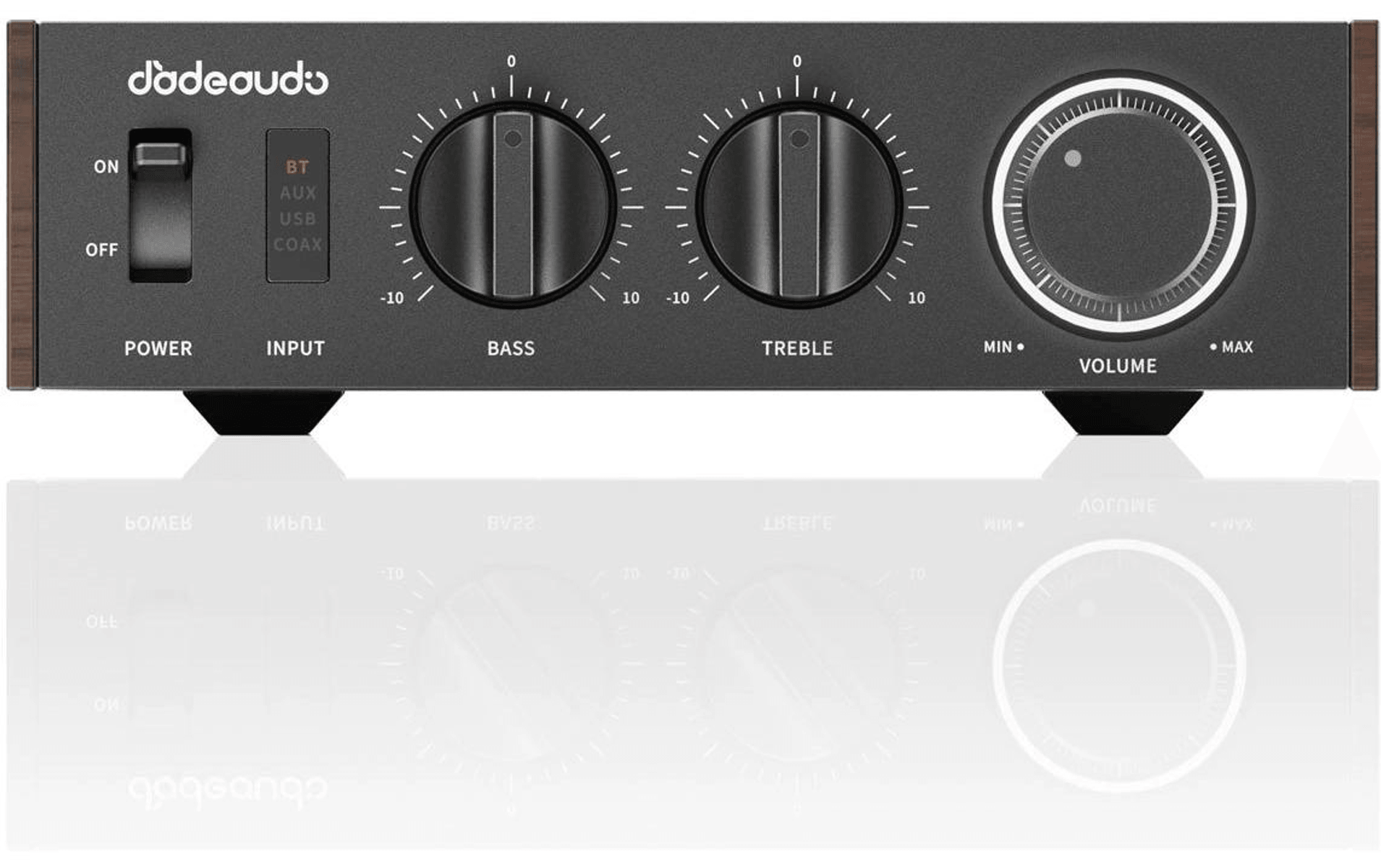 Vista frontal de un amplificador de audio negro con controles de graves, agudos y volumen.