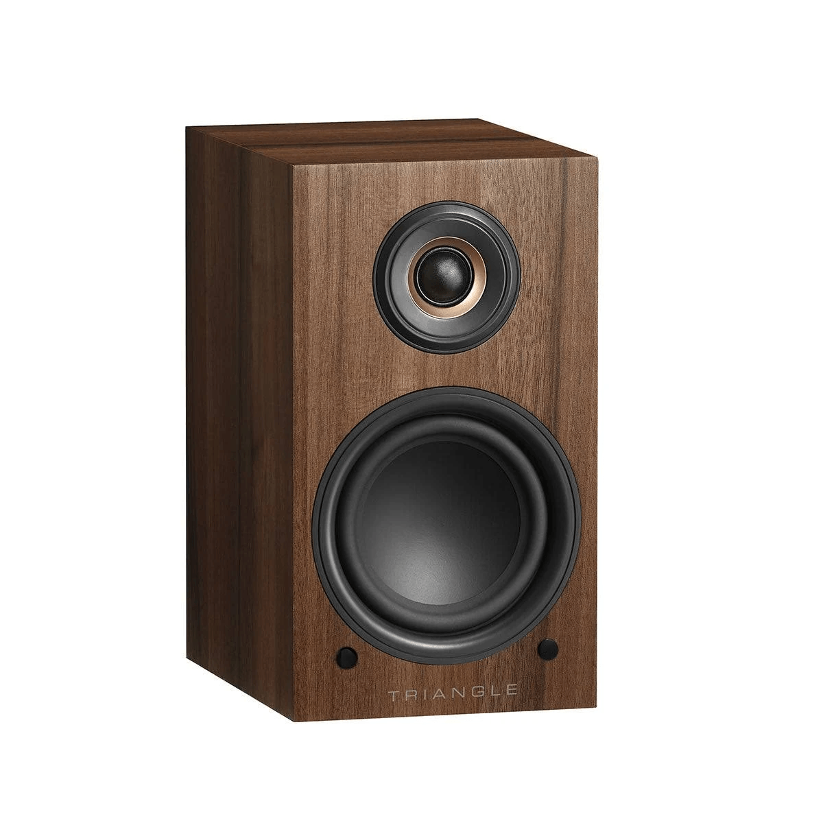 Un altavoz de estantería de madera marrón con dos controladores y el logotipo TRIANGLE en la parte inferior.