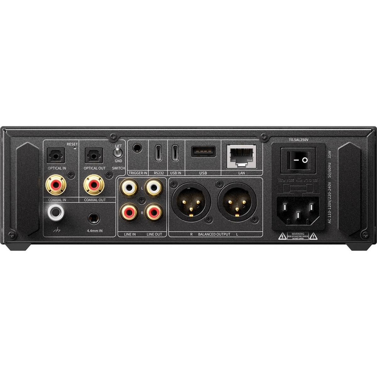 Panel trasero de un amplificador de audio con varias entradas y salidas, incluyendo RCA, óptica y LAN.