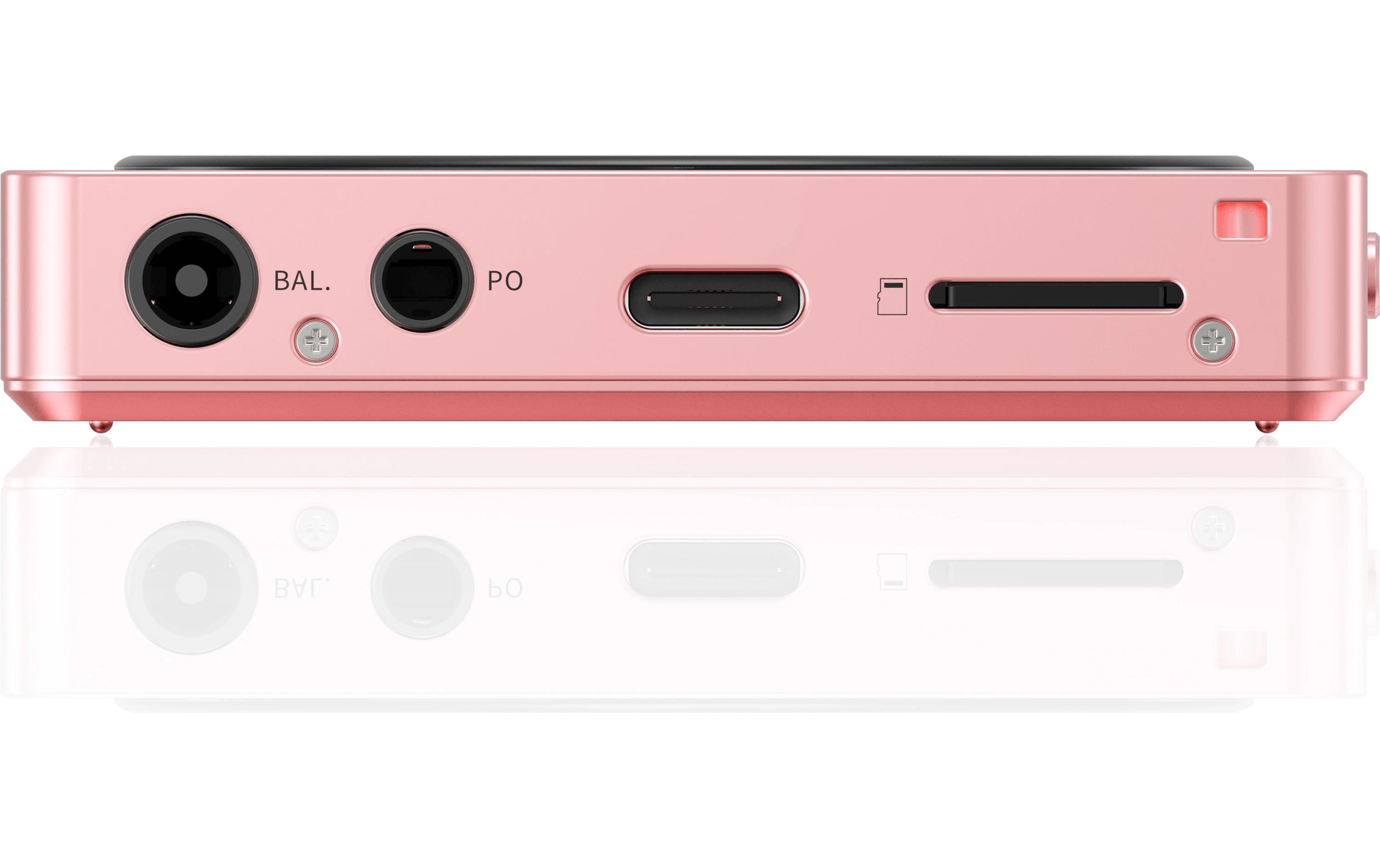 La parte inferior de un reproductor de audio rosa con puertos y una ranura para tarjeta SD.