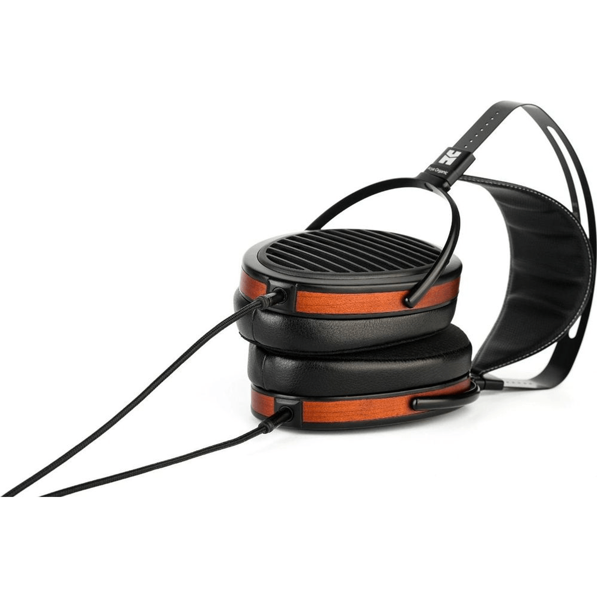 Auriculares circumaurales con detalles de madera y cables desmontables sobre fondo blanco.