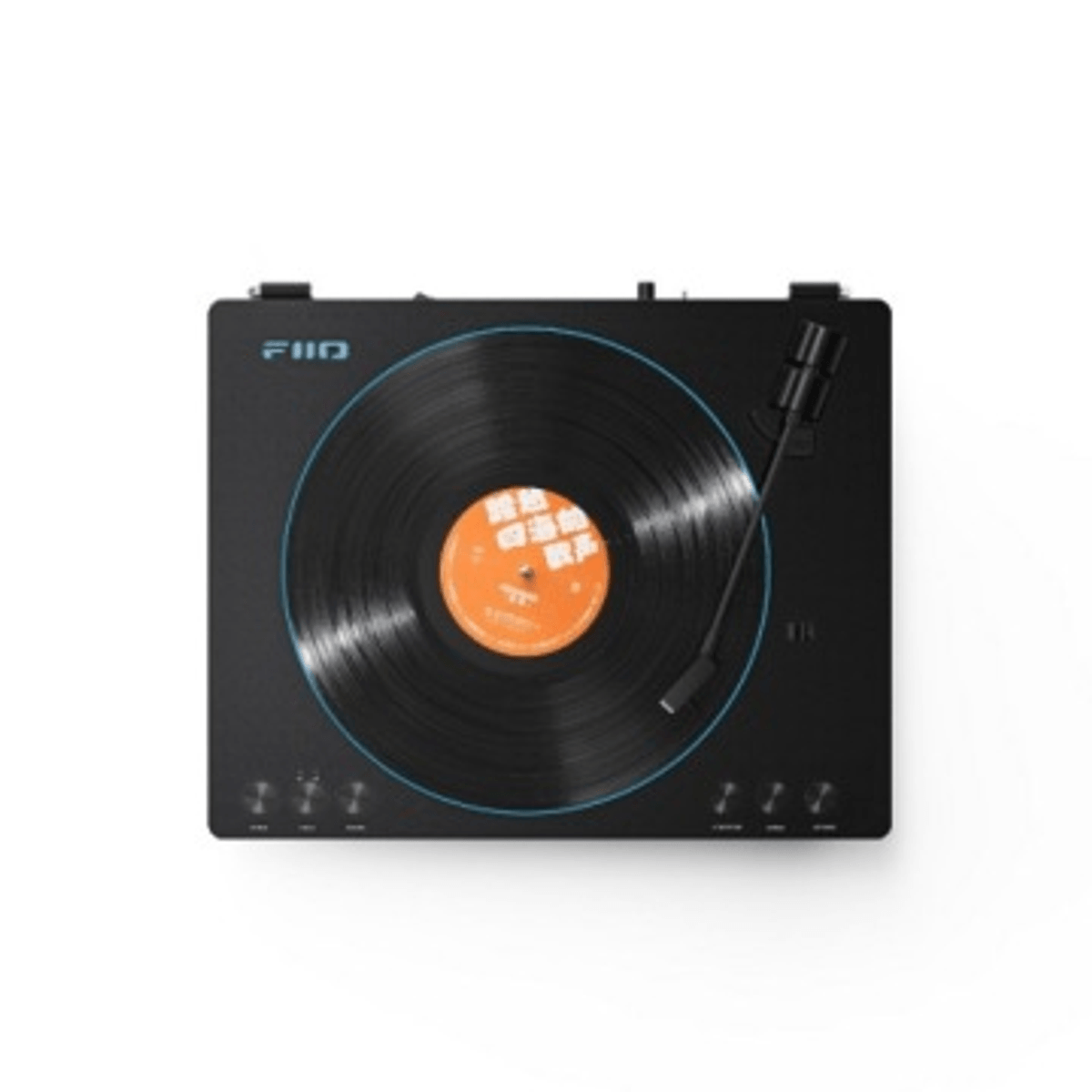 Un plato giradiscos negro con un disco de vinilo naranja, perillas plateadas y un brazo fonocaptor sobre fondo blanco.