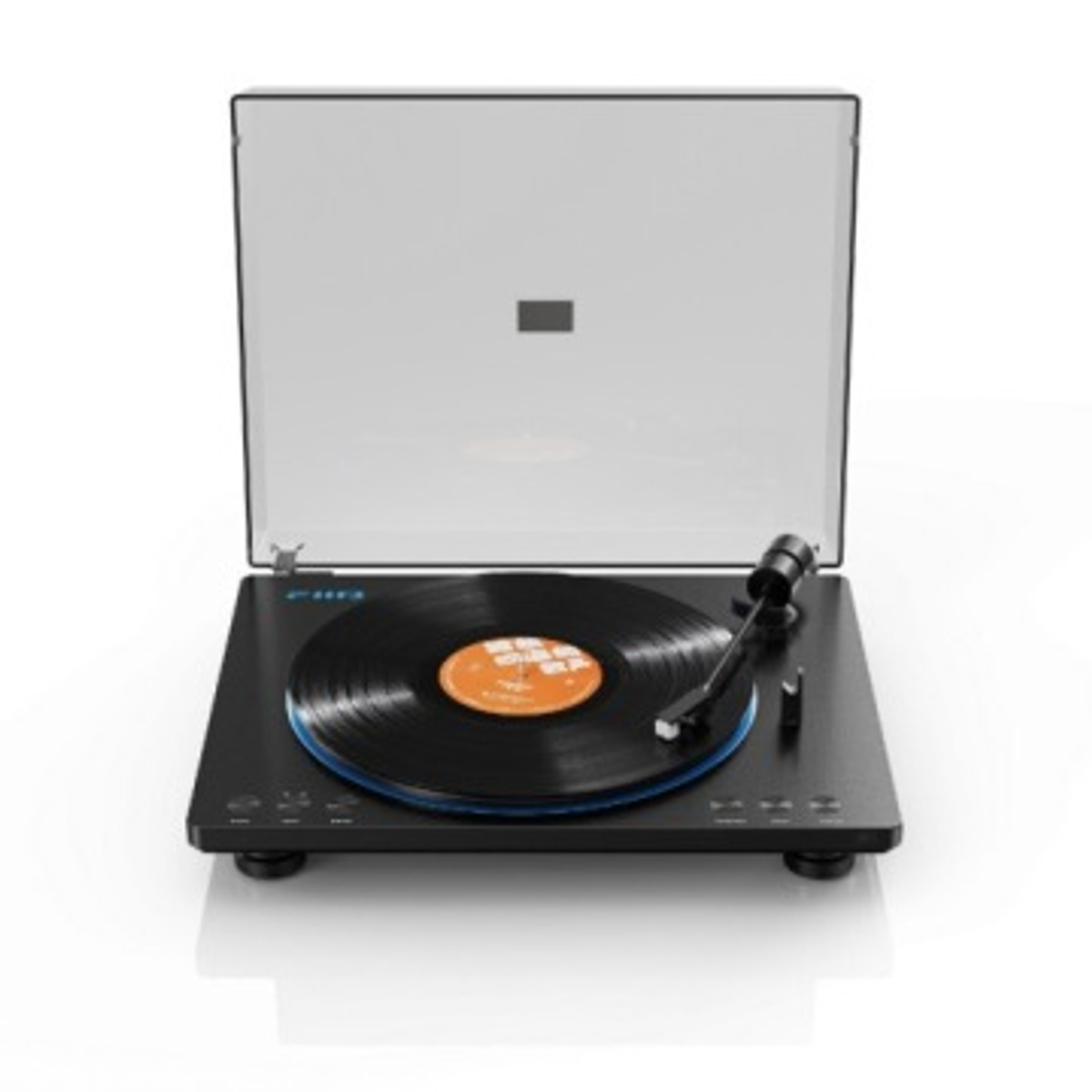 Un tocadiscos negro con cubierta antipolvo abierta y un disco de vinilo girando sobre fondo blanco.