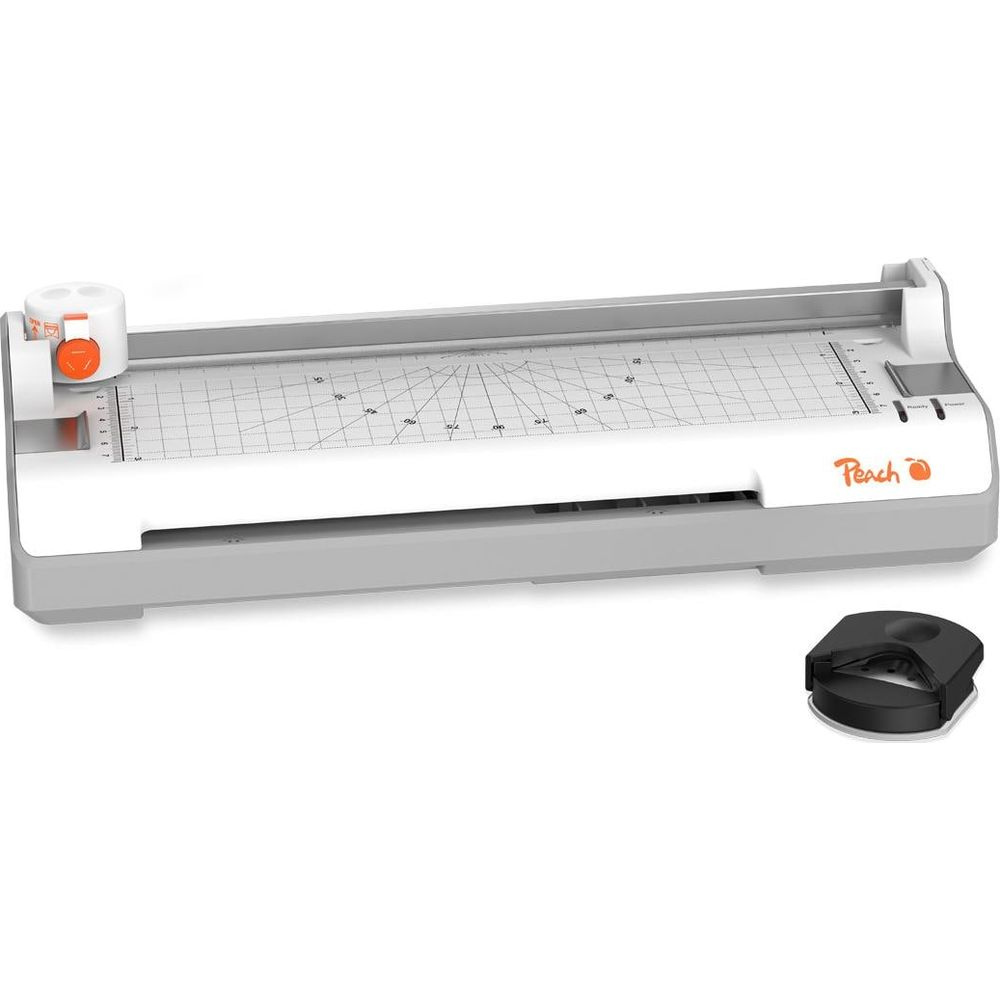 Ein weiß-grauer Peach Papier-Trimmer mit Gitternetz und ein separater schwarzer Eckenabrunder liegen auf weißem Grund.