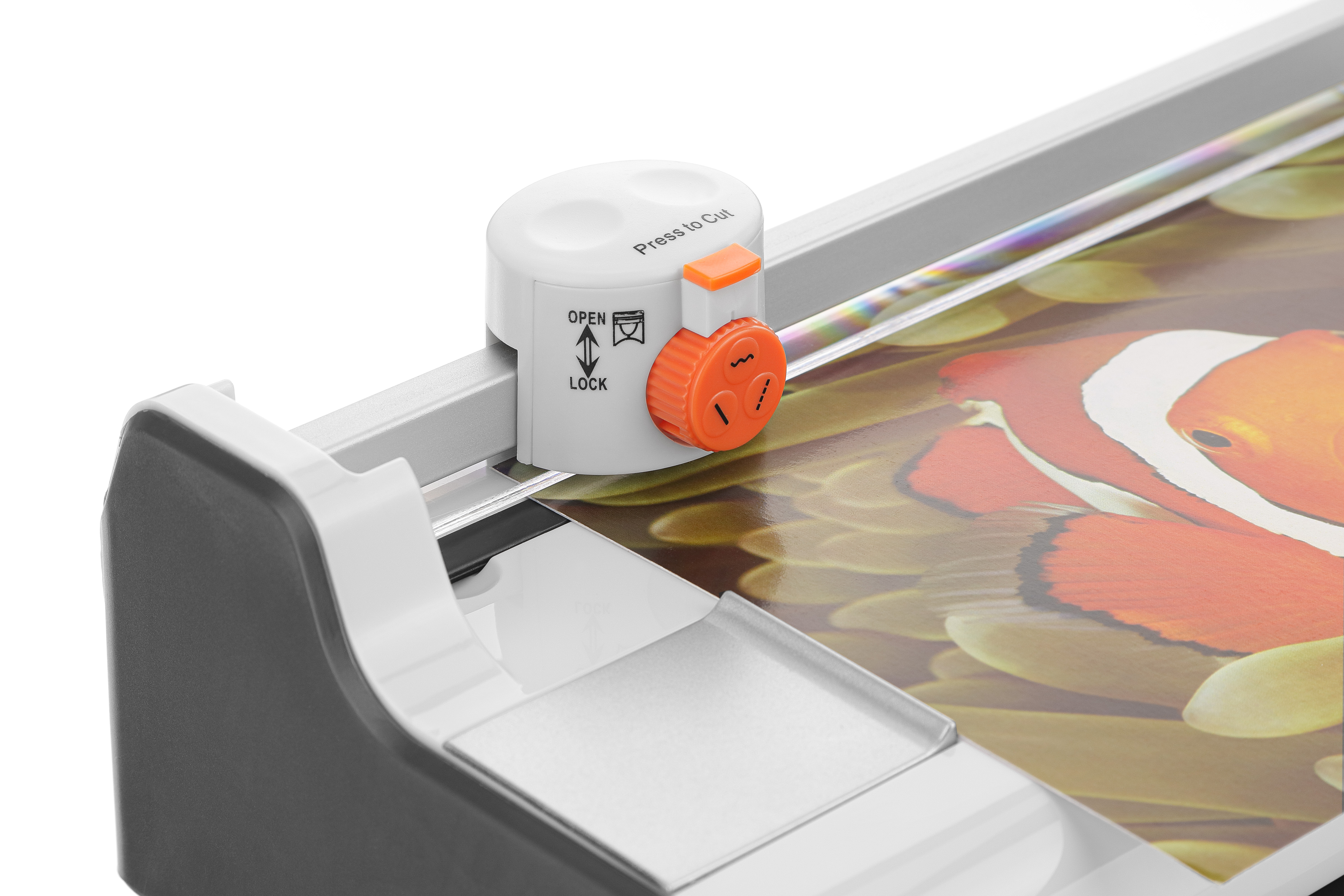 Ein Papiercutter mit einer orangen Schneideeinheit schneidet ein Bild eines Clownfisches.
